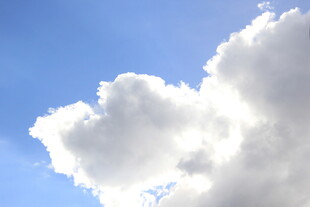 蓝天中的蓬松白云