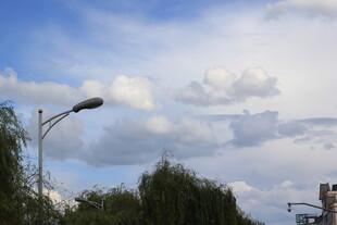 蓝天白云下的街景