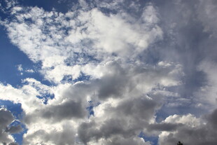 蓝天白云下的云朵景观