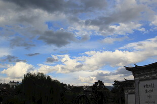 蓝天白云下的中式建筑一角