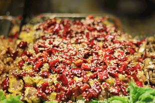 诱人的撒满辣椒的美味烧烤