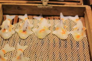 竹制托盘上的精致糕点