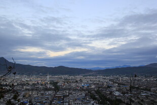 城市远景与天边云层景观