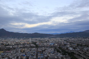 城市远景与天边山峦景观