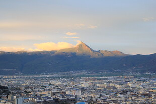 城市远景中的壮丽山峦