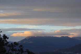 黄昏远山与天边绚丽云彩