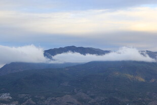 云海环绕中的巍峨山峦