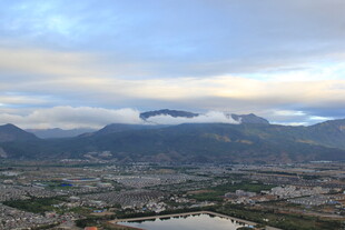 城市与远山的壮美景观