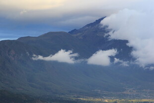云雾缭绕的壮丽山峦