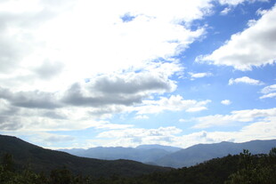 蓝天白云下的山峦美景