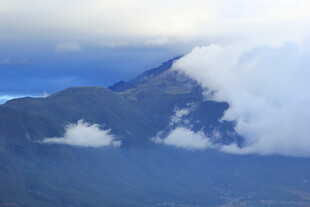 云雾缭绕的壮丽山峦