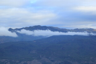 云雾缭绕的壮美山峦