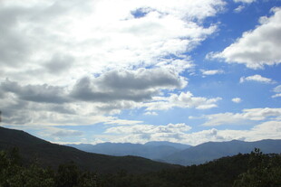 蓝天白云下的山峦美景