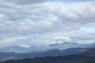 云雾缭绕的壮丽山脉景观