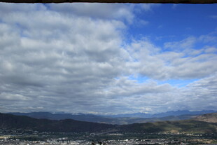 蓝天白云下的山峦美景