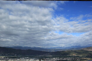 蓝天白云下的山峦美景