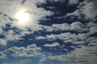 晴朗蓝天中的耀眼太阳