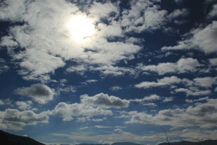 晴朗天空下的阳光与云朵
