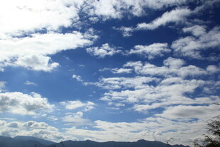 蓝天白云下的远山美景