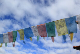 蓝天白云下的五彩经幡