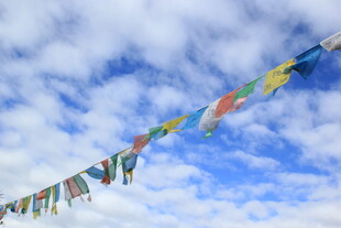 蓝天白云下的五彩经幡