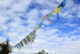 蓝天白云下的五彩经幡
