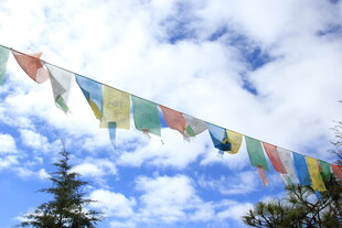 蓝天白云下的五彩经幡