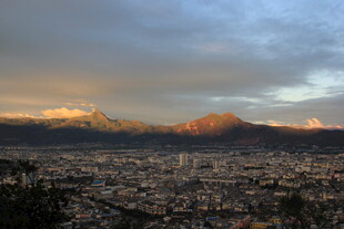城市与远山的黄昏美景