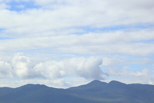 蓝天白云下的连绵山脉
