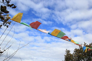 五彩经幡飘扬于蓝天之下