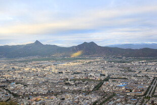 俯瞰城市与远山美景