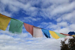 天空下的五彩经幡