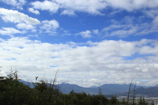 蓝天白云下的山林远景
