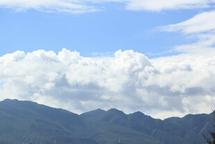 蓝天白云下的连绵山脉