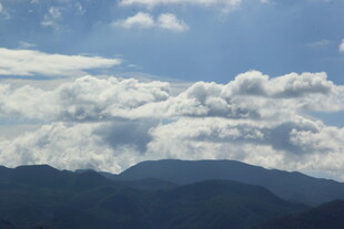 蓝天白云下的连绵山脉