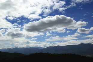 蓝天白云下的山峦美景