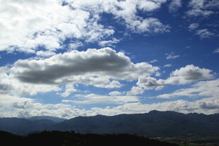蓝天白云下的山峦美景