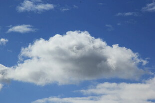 蓝天下的蓬松白云