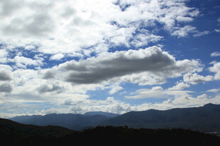 蓝天白云下的连绵山脉