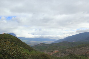 山峦云海间的壮美风光