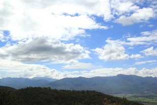 蓝天白云下的山峦美景