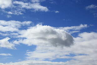 蓝天中的蓬松白云