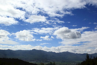 蓝天白云下的山峦美景