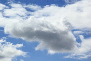 蓝天中飘浮的蓬松云朵