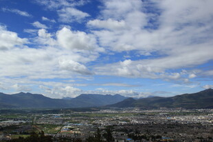 俯瞰城市与远山美景