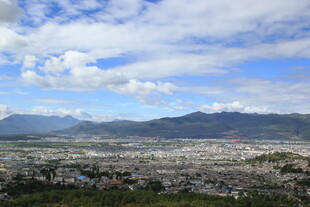 城市与远山的美丽景致