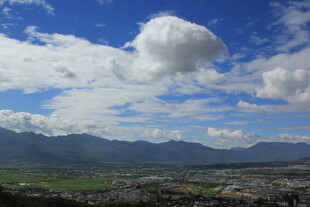 蓝天白云下的城市与远山