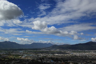 蓝天白云下的城市与远山