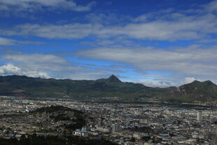 城市与远山的壮美景观