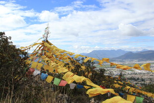 山间飘扬的五彩经幡